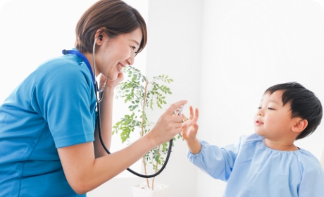 子どもが遊んでいる様子