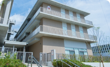 子どもが笑顔で食事している様子