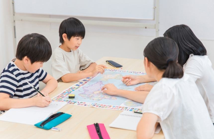 子どもたちが勉強している様子