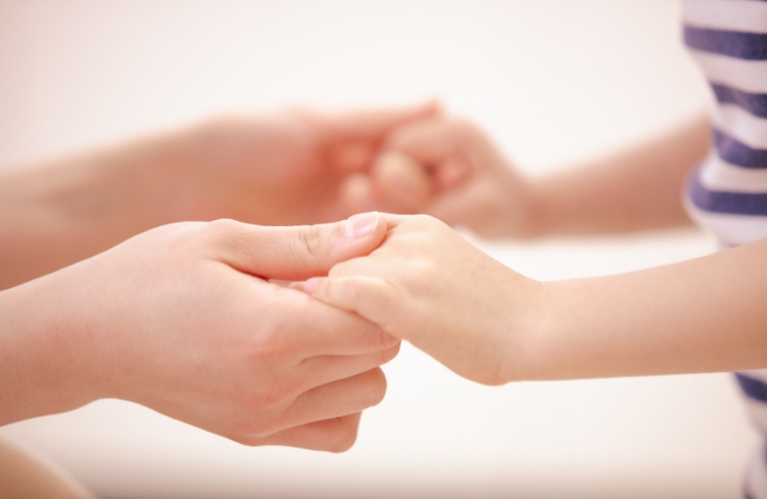 手と手をつなぐイメージ