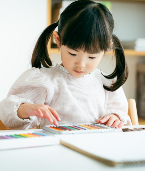 色鉛筆を選ぶ子ども