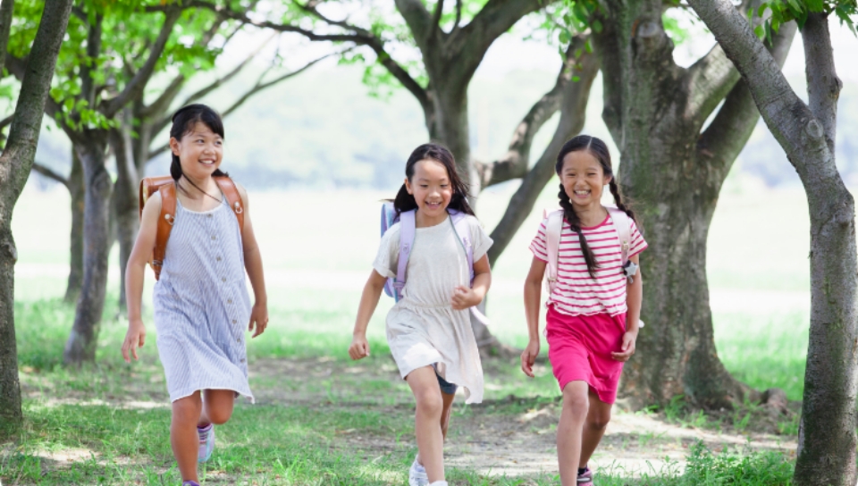 登校する子どもたち