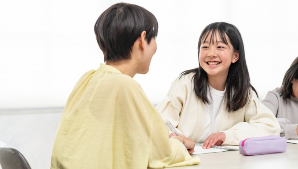 笑顔で話す子どもと大人